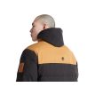 En modell har på sig Timberland Welch Mountain puffer vinterjacka (herr)