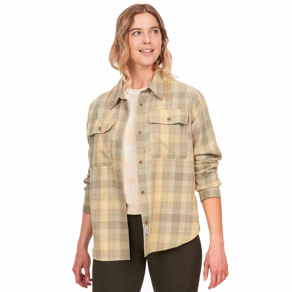 Wm Fairfax Lightweight Boyfriend Flannel på modell- med öppen knäppning