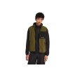 En modell bär Timberland Outdoor Archive Vest fleeceväst (herr) i färgen olive