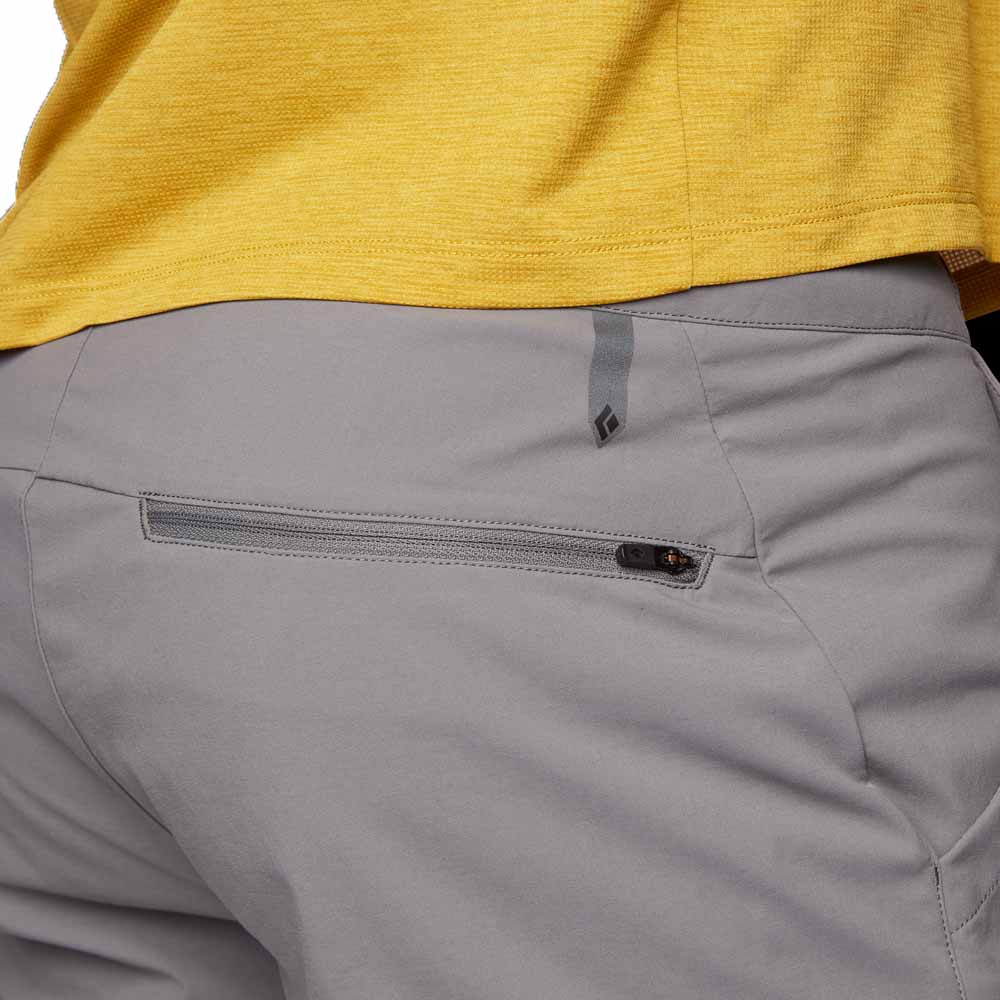 Närbild på bakficka av MEN'S TECHNICIAN ALPINE PANTS