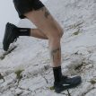 en modell använder Altra Lone Peak 9+ traillöparskor (dam) på stena