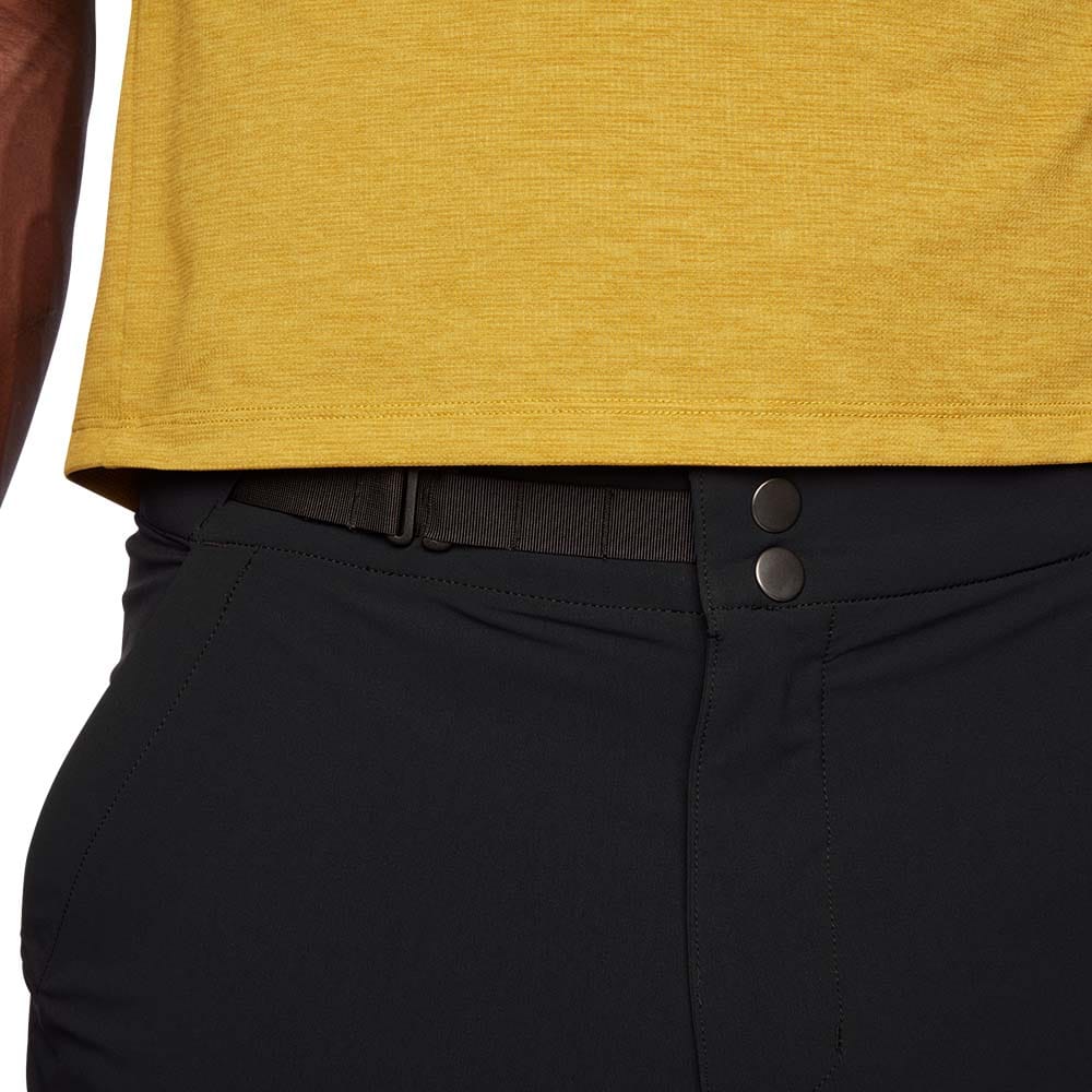 Närbild på Black Diamond Technician Alpine Pants byxor för herr