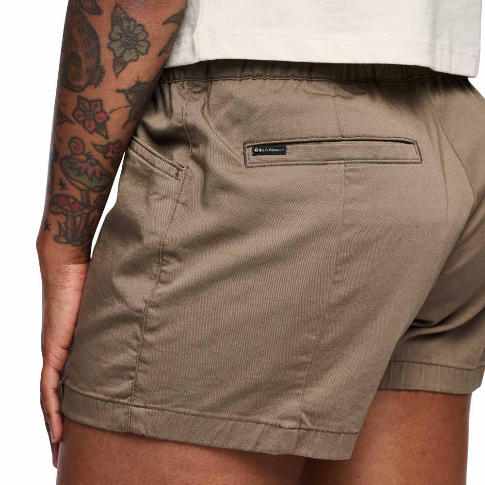 Närbild på bakre ficka av Black Diamond Notion Shorts (dam)