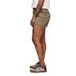 En modell bär Black Diamond Notion Shorts (dam)