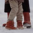Personer som har på sig Kavat Oden Ep och leker i snön