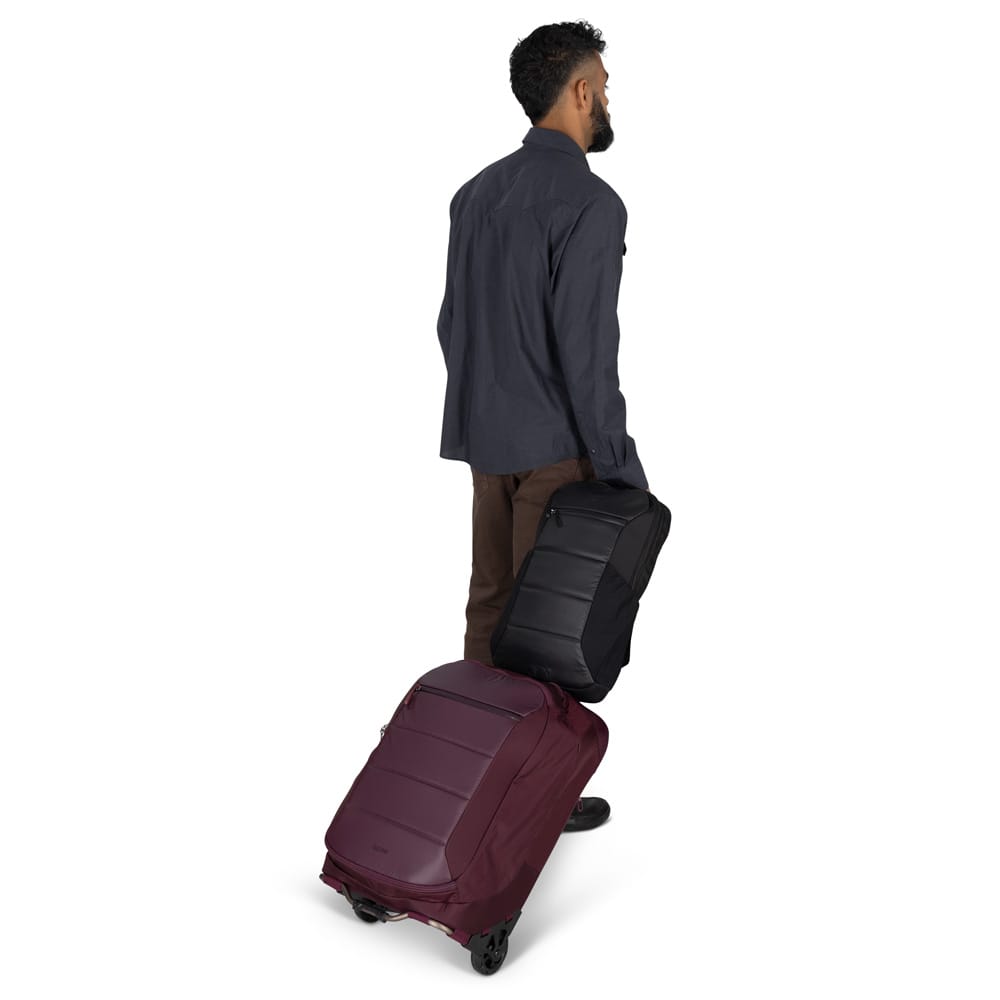 Osprey Ozone Slim Pack reseryggsäck (unisex) på en resväska