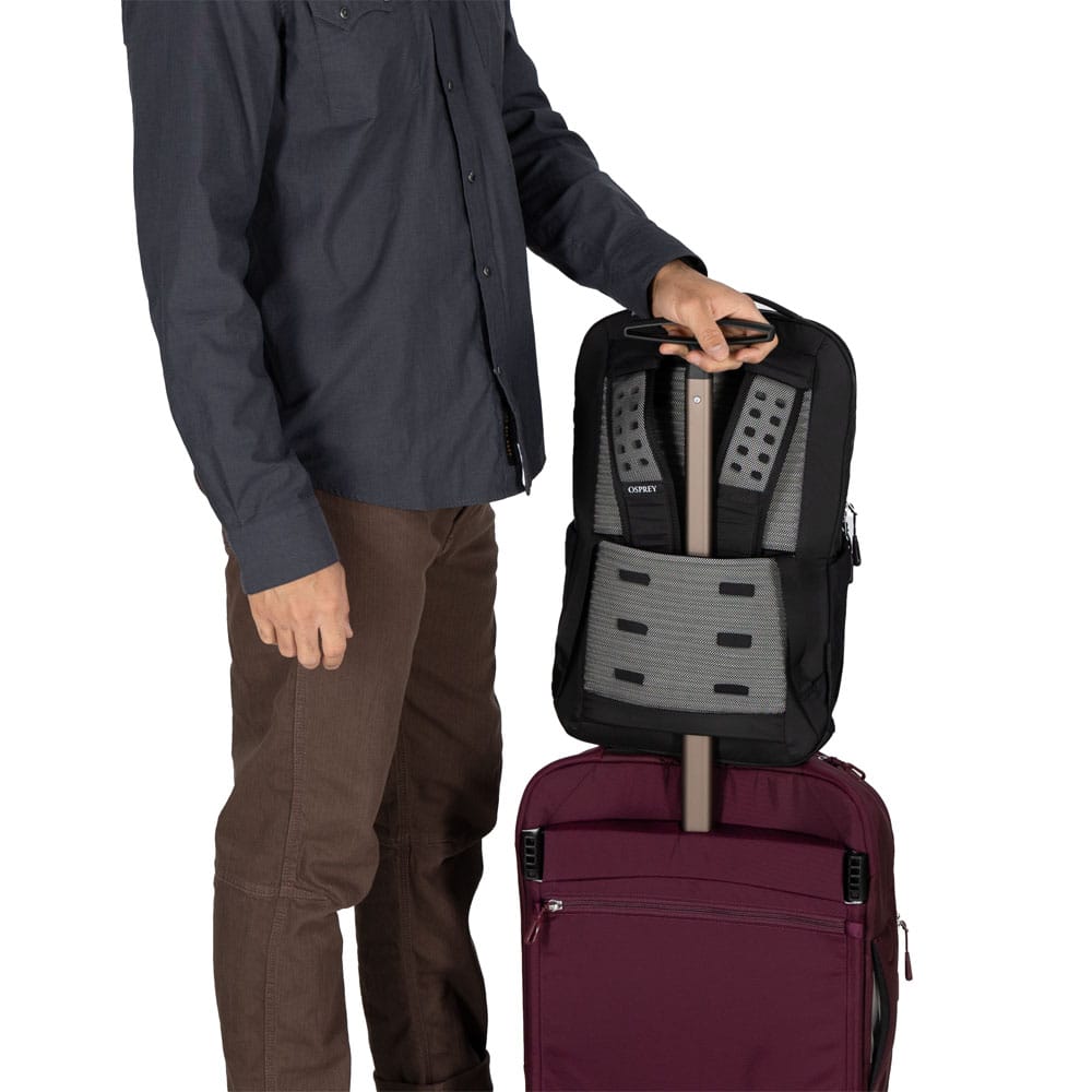 Osprey Ozone Slim Pack reseryggsäck (unisex)fastspänd på en resväska