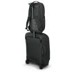 en rullväska samt en Osprey Ozone Slim Pack reseryggsäck (unisex)