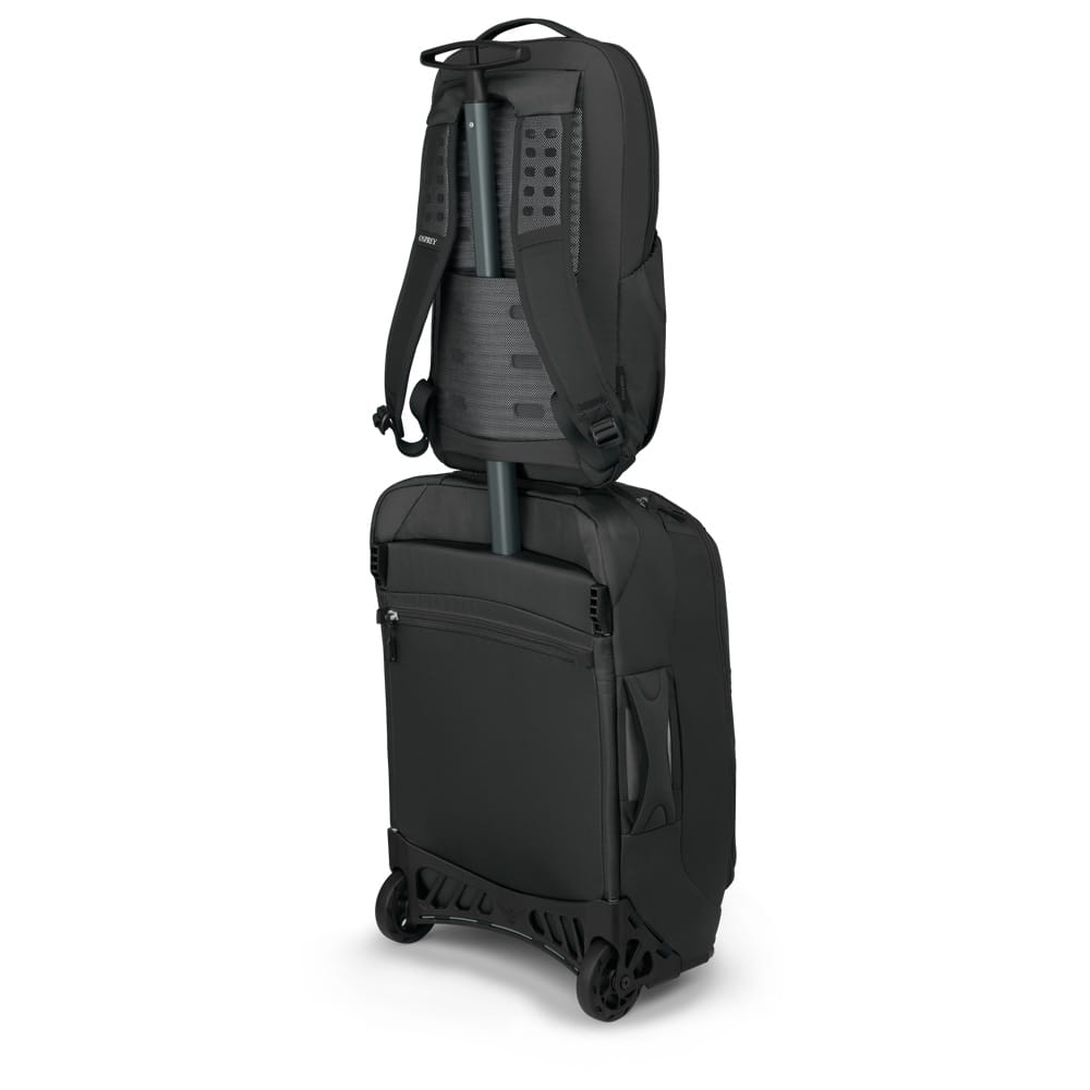 en rullväska samt en Osprey Ozone Slim Pack reseryggsäck (unisex)