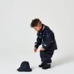Ett barn har på sig hela kitet med En klassisk och snygg Kids Wings Raincoat regnjacka (barn)