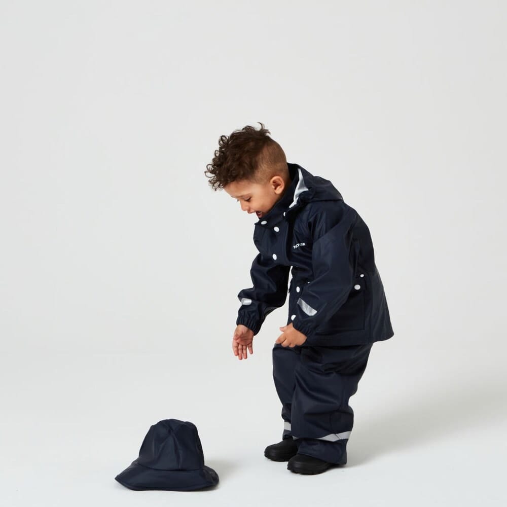Ett barn har på sig hela kitet med En klassisk och snygg Kids Wings Raincoat regnjacka (barn)