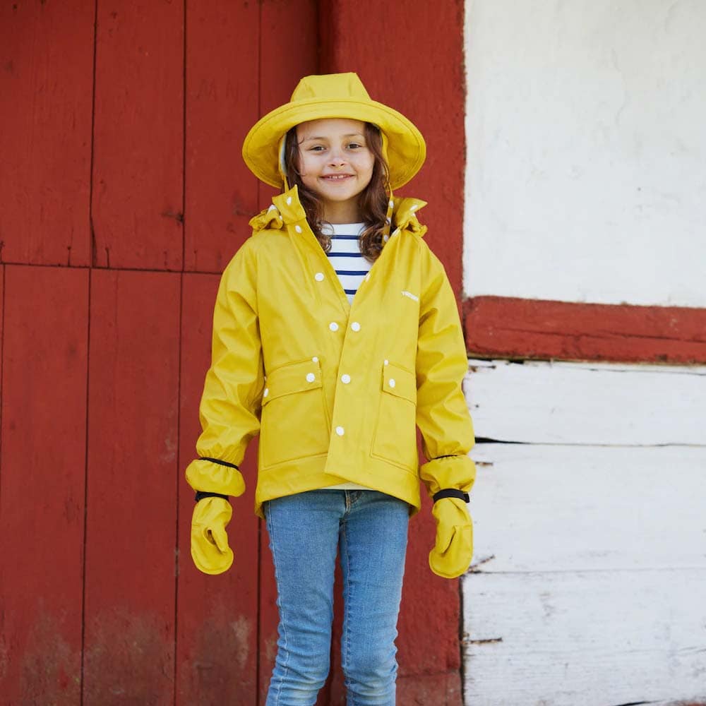 En klassisk och snygg Kids Wings Raincoat regnjacka (barn) på en flicka