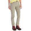 Kvinna som bär Marmot Women's Mountain Active Pant byxor i färgen vetiver
