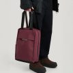 en person håller i en Tretorn Wings Flexpack vattenavisande ryggsäck (unisex)