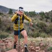 En man som använder Black Diamond Distance FLZ Poles löpning och trekkingstavar (herr)