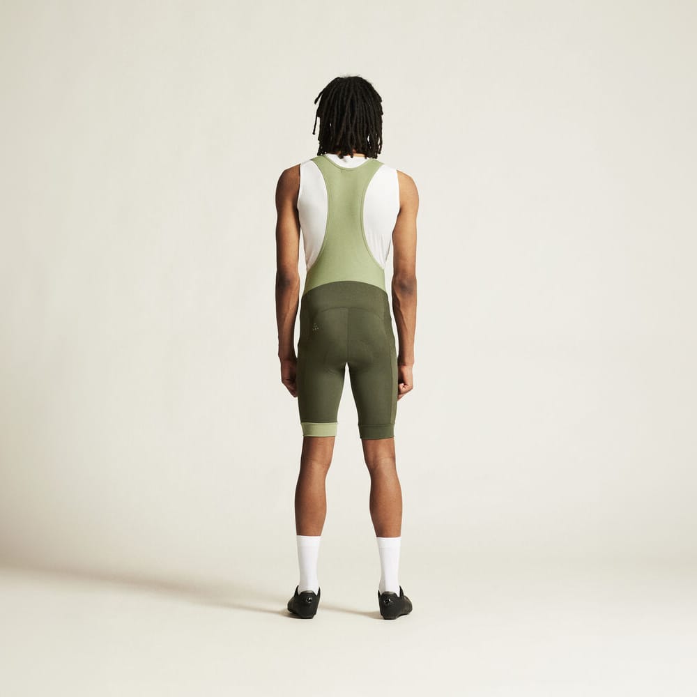 baksida av Craft Endur Bib Shorts C4 cykelshorts (herr) på en modell