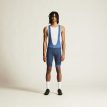 en modell bär en blå Craft Endur Bib Shorts C4 cykelshorts (herr)