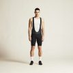 en modell bär en svart Craft Endur Bib Shorts C4 cykelshorts (herr)
