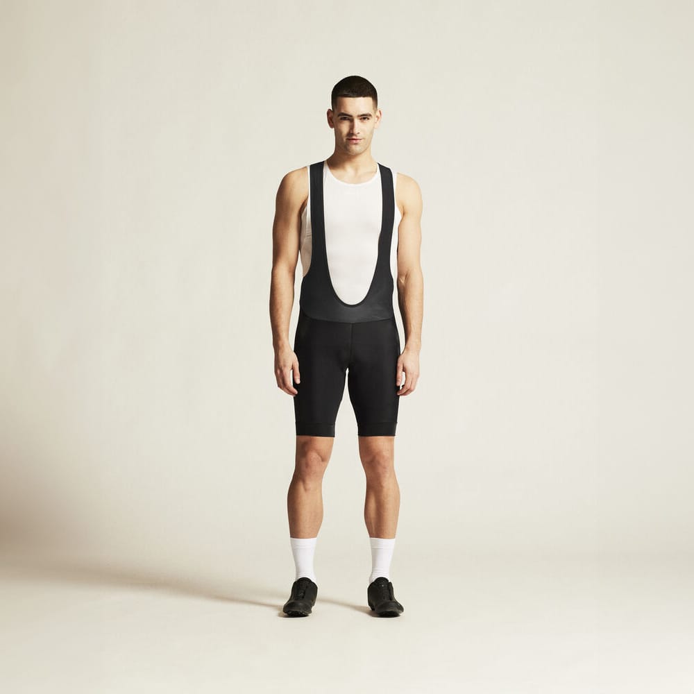 en modell bär en svart Craft Endur Bib Shorts C4 cykelshorts (herr)