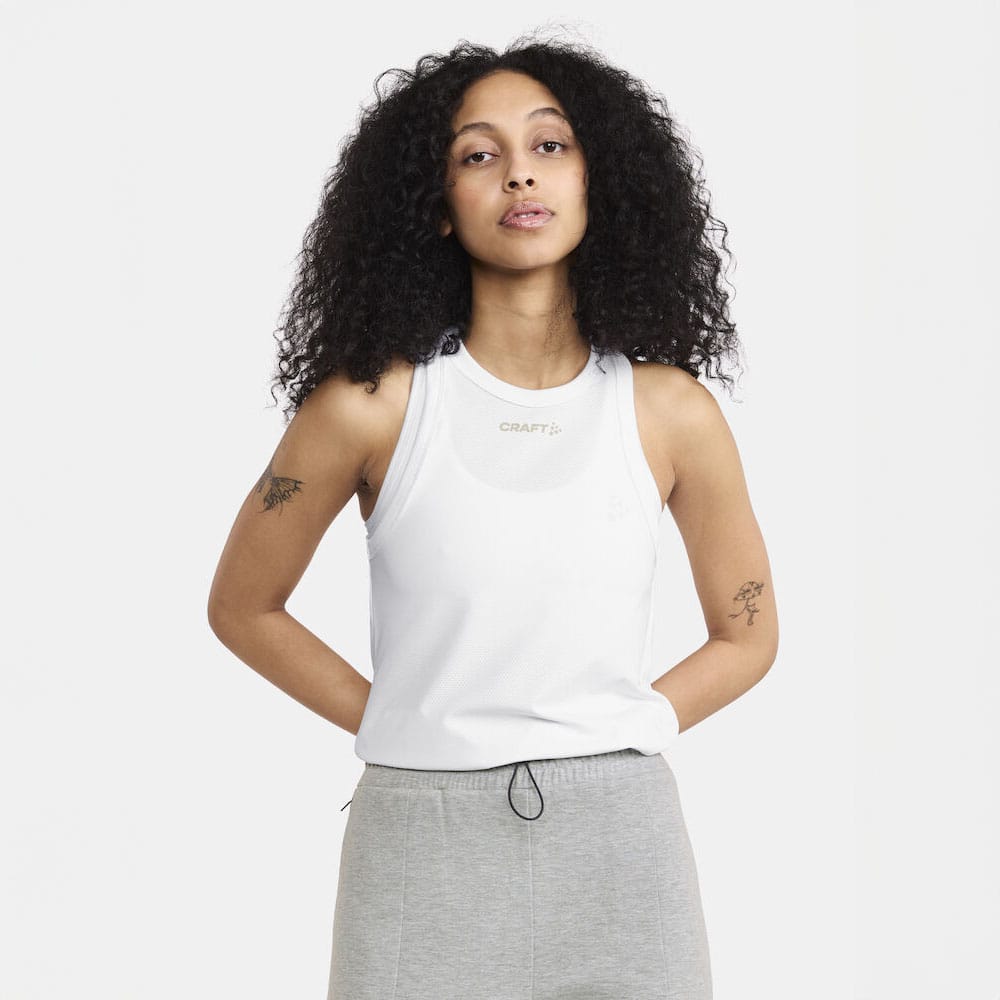 vitt Craft Core Essence Mesh Singlet träningslinne (dam) på en modell