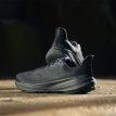 Ett par Altra Experience Flow 2 löparskor (herr) i färgen Black/Black