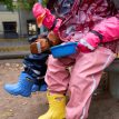 ett barn har på sig Reima Rain mittens Puro regnvantar (barn)