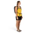Kvinna som bär Osprey Daylite Cinch 15 L ryggsäck