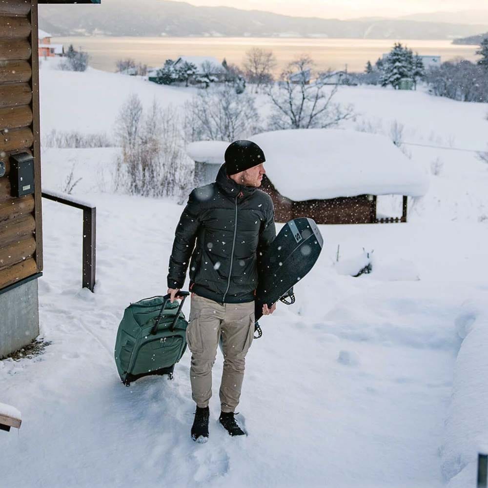 MODELL ANVÄNDER Osprey Sojourn™ Wheeled Travel Pack 60L resväska (unisex)