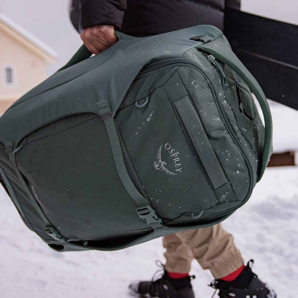 MODELL BÄR EN Osprey Sojourn™ Wheeled Travel Pack 60L resväska (unisex)