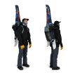 en person bär skidor på en Osprey Soelden 45 skidryggsäck (unisex)