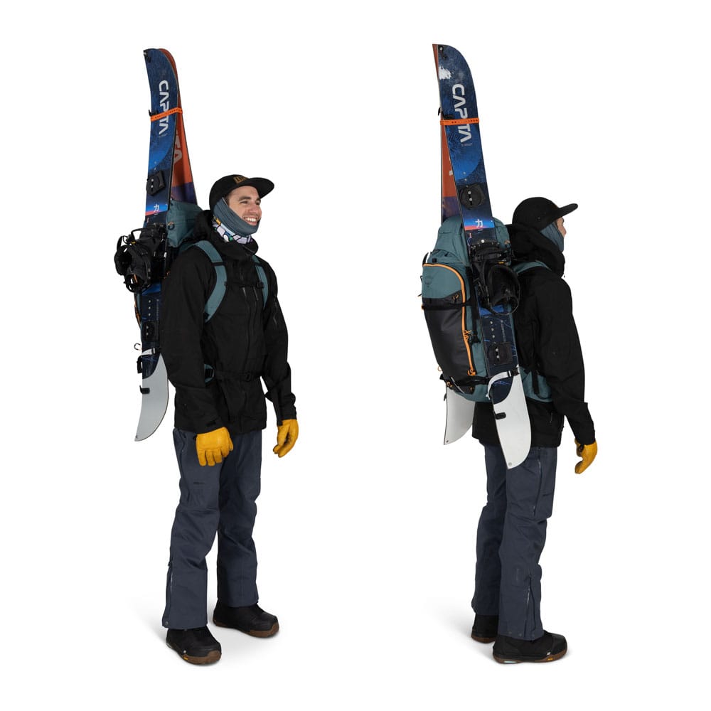 en person bär skidor på en Osprey Soelden 45 skidryggsäck (unisex)