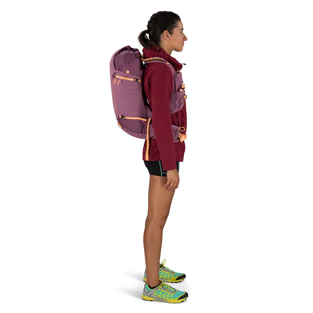 Kvinna som bär Osprey Tempest Velocity 20 ryggsäck