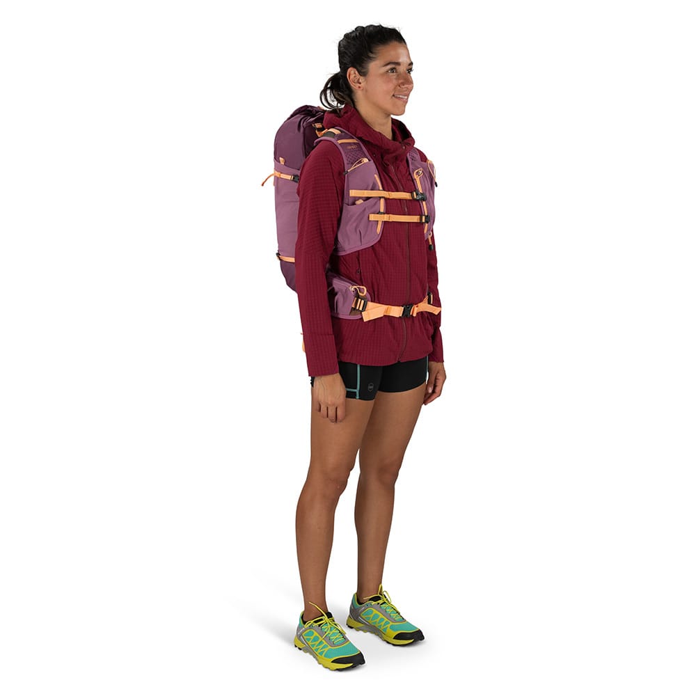 Kvinna som bär Osprey Tempest Velocity 20 ryggsäck