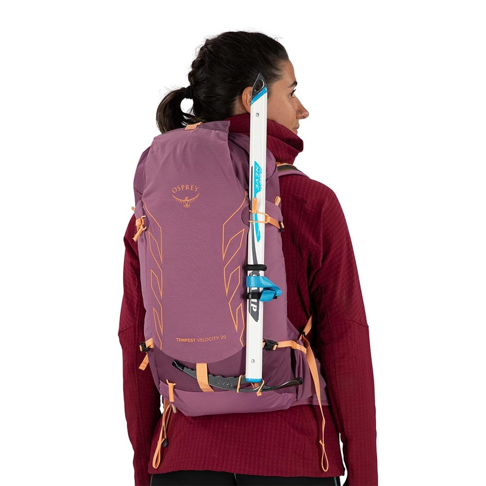 Kvinna som bär Osprey Tempest Velocity 20 ryggsäck