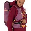 Kvinna som bär Osprey Tempest Velocity 20 ryggsäck