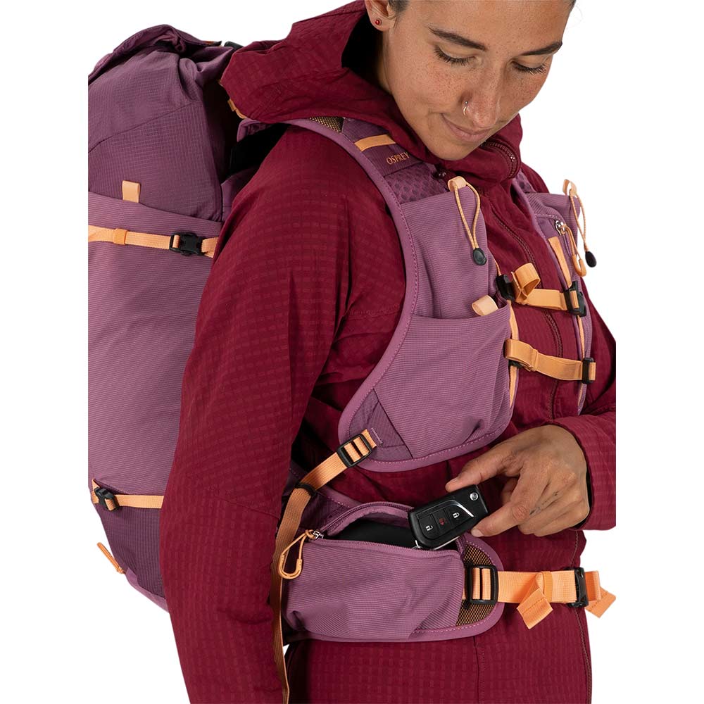Kvinna som bär Osprey Tempest Velocity 20 ryggsäck