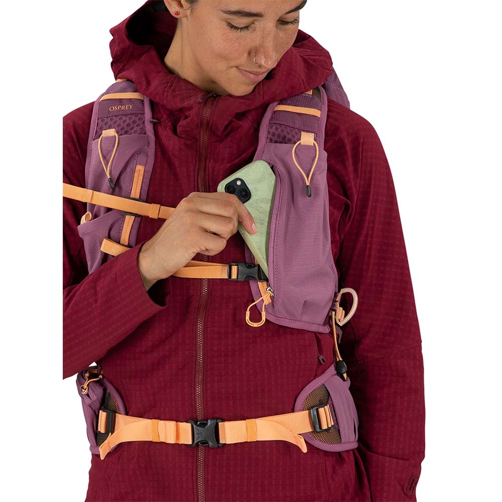 Kvinna som bär Osprey Tempest Velocity 20 ryggsäck