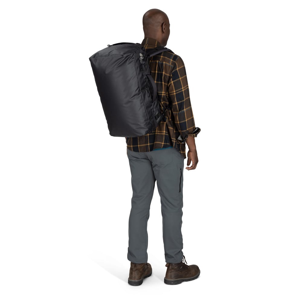 en manlig modell bär Osprey Transporter Squffel 70L resväska (unisex)