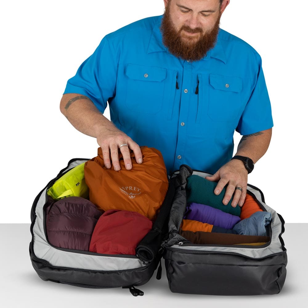 en öppnad Osprey Transporter Squffel 70L resväska (unisex)