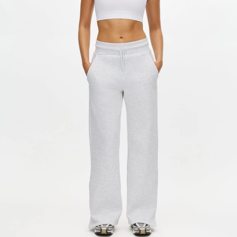 gråa Röhnisch Base Sweatpants mjukisbyxor (dam) på en modell