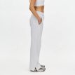 profil av Röhnisch Base Sweatpants mjukisbyxor (dam) på en modell
