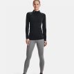 en modell bär en Under Armour UA Coldgear Authentics Mockneck träningströja (dam)