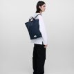 Sandqvist Ground 2-Way Bag väska (unisex)på en modell