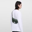 en modell bär en Sandqvist Ground Crossbody Bag axelväska (unisex)
