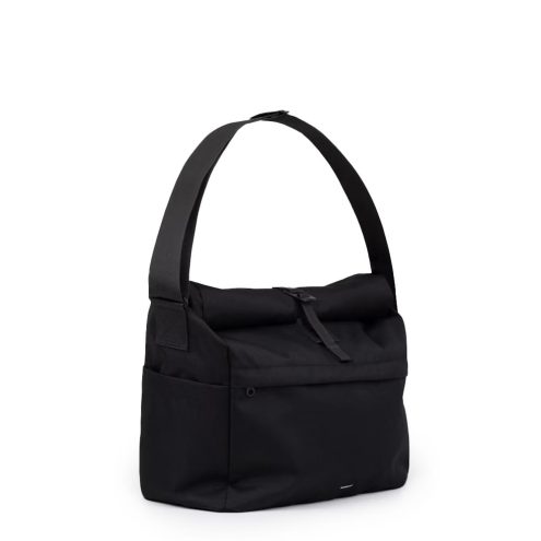 Sandqvist Icon Messenger Bag axelväska (unisex)snett framifrån