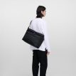 en modell använder en Sandqvist Icon Messenger Bag axelväska (unisex)