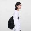 Sandqvist Icon Messenger Bag axelväska (unisex) på en modell