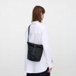 Sandqvist Icon Sacoche axelväska (unisex) på en modell
