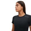 Närbild av framsida på modell i Jacquard Tee