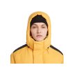 En modell har på sig en luva på Timberland Down Puffer Parka vinterjacka (Herr)